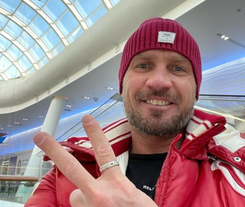 Роман Костомаров опубликовал первое фото после госпитализации в январе