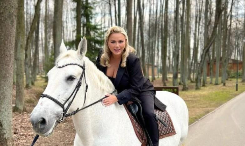 После поломки самолета Анну Семенович первую пересадили на ближайший рейс