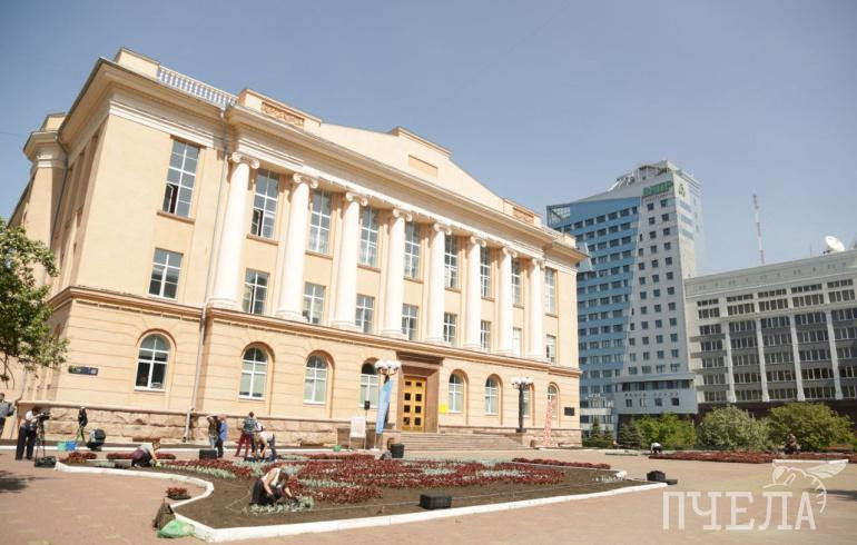 Возле главной библиотеки Челябинска высадили «цветы солнца»