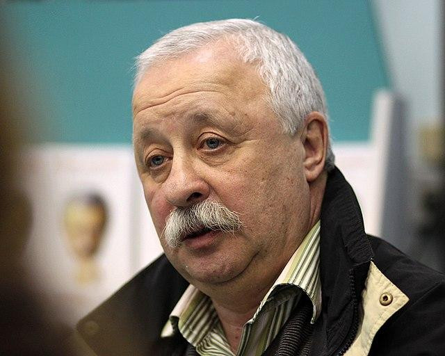 Леонид Якубович впервые за год посетил премьеру фильма вместе с семьей