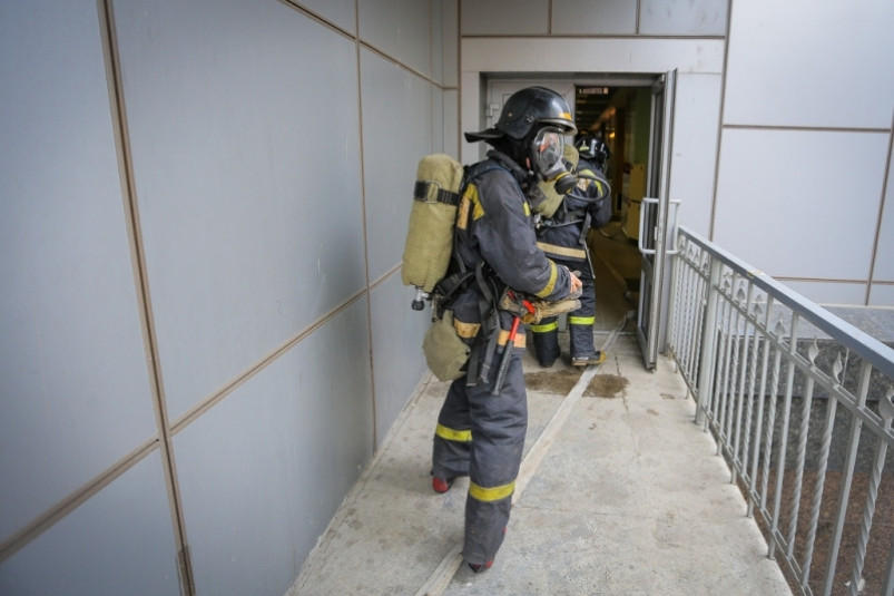 Пожарные эвакуировали 11 человек из-за возгорания в многоэтажке в Большом Камне