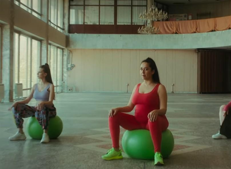 Певица Манижа призналась в беременности в новом клипе