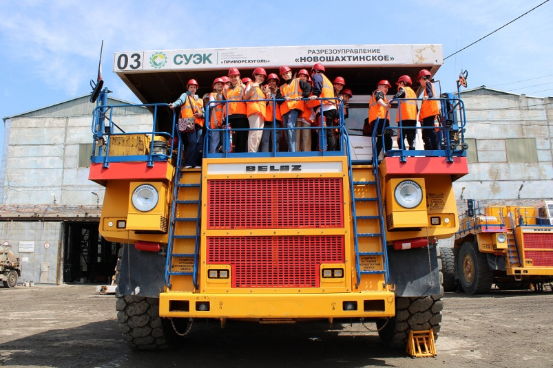 Школьники и студенты Приморья познакомились с трудом горняков в РУ “Новошахтинское”