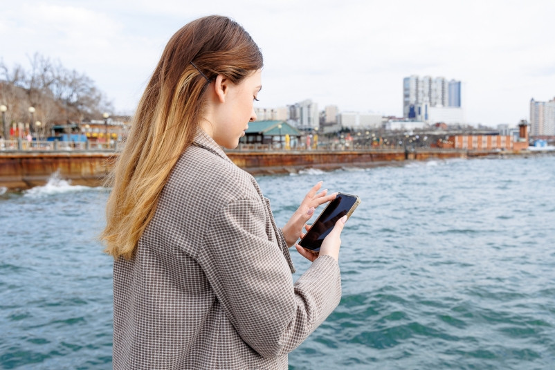 Жительница Приморья хотела занять деньги коллеге, а подарила их мошенникам