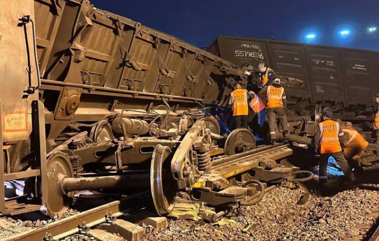 В Челябинске после схода с рельсов опрокинулись вагоны грузового поезда