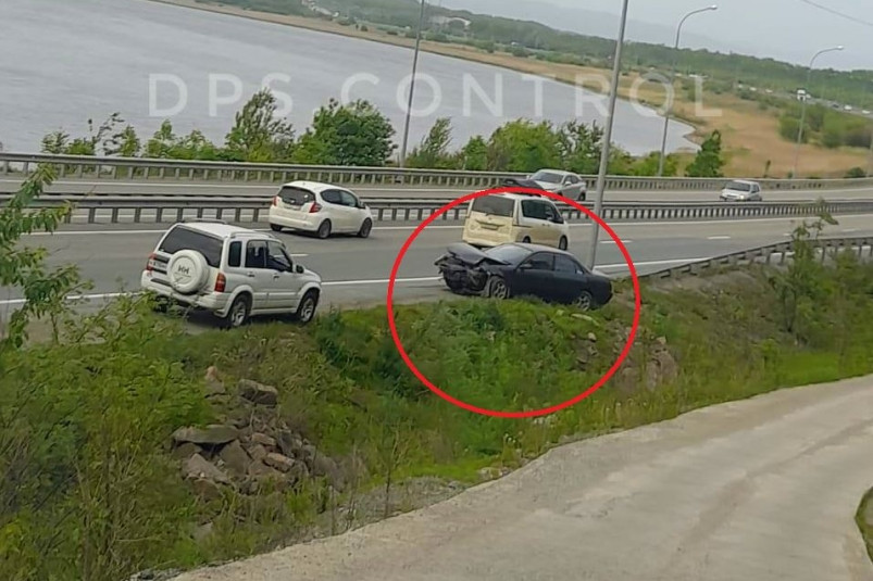 Жесткое ДТП прямо сейчас на трафиковой трассе Приморья – машину смяло