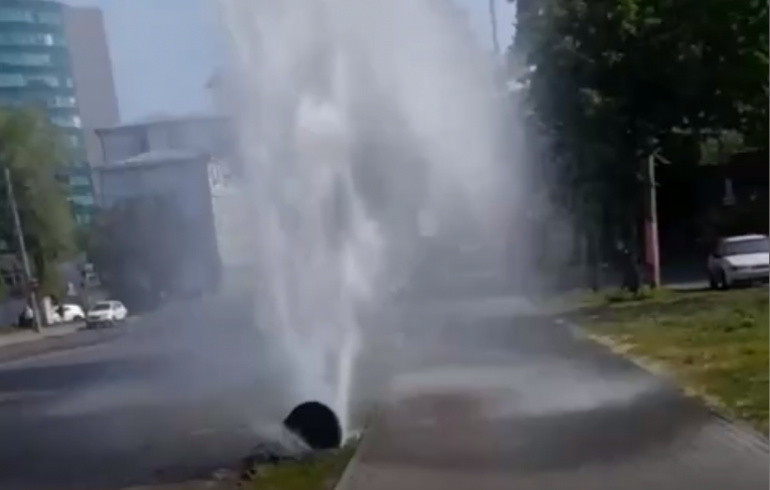 В центре Челябинска из-за прорыва трубы забил многометровый фонтан