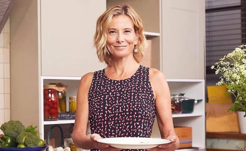 Алла Пугачева поддержала Юлию Высоцкую с помощью стикера в виде сердца