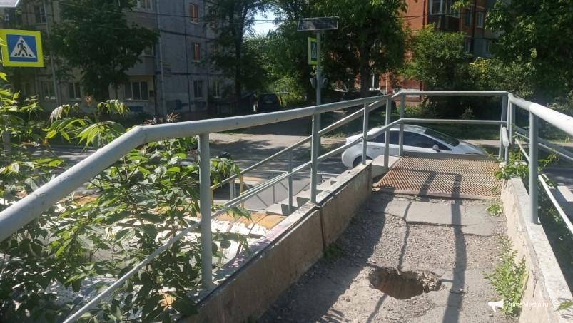 Опасный провал образовался на мосту во Владивостоке