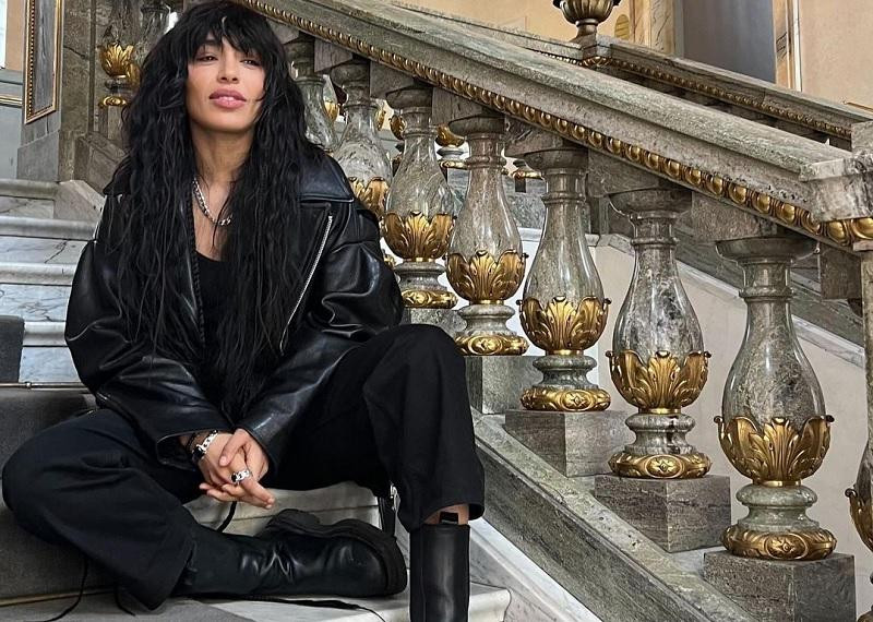 Победительница «Евровидения-2023» Лорин отказалась оставлять автограф на флаге Украины