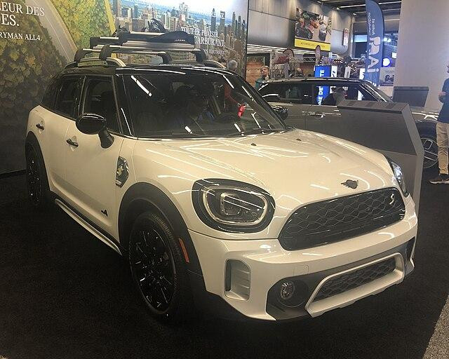 В России появились новые кроссоверы Mini Countryman