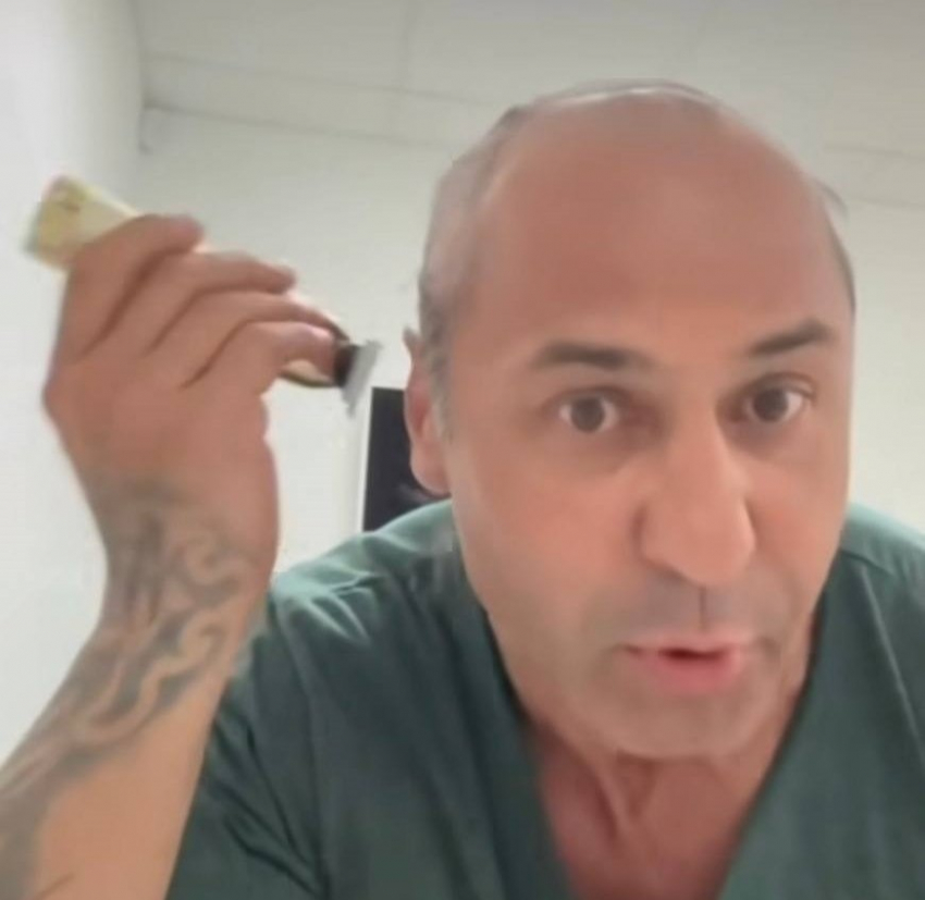 В РФ певец Стас Костюшкин после осуждения видеоклипа с блогером Еленой Блиновской побрился налысо