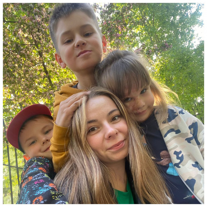 Как живет 4-летняя Алена из Екатеринбурга после страшного ДТП, в котором погибла вся ее семья