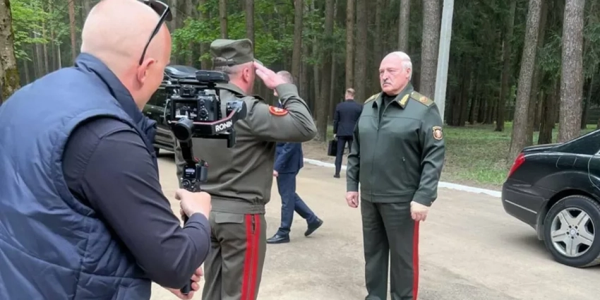 Перебинтованная рука и слухи о смертельной болезни: куда пропал президент Белоруссии Александр Лукашенко