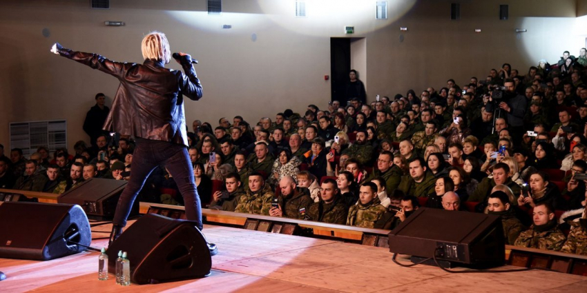 Хватит отмалчиваться: россияне призвали всех звезд выразить позицию по СВО после поступка SHAMAN