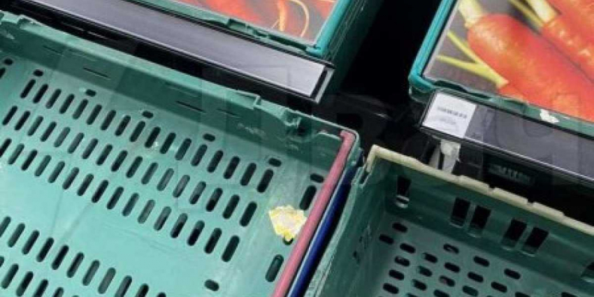 В Англии пустеют полки продовольственных магазинов, и чтобы избежать паники англичане вместо продуктов кладут их фото