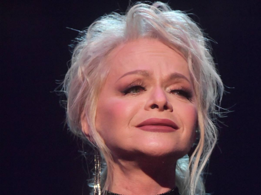 Поведение российской артистки Ларисы Долиной стало объектом резкой критики среди граждан РФ