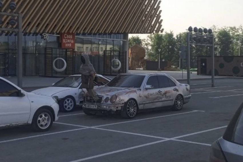 «E1.RU»: жуткий Mercedes с трупом на цепях выставили у торгового центра в Екатеринбурге