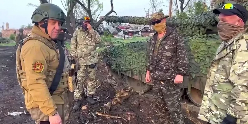 «Если закончится СВО, мы счастливые и довольные уедем в Африку на вольные хлеба» Пригожин уводит вагнеровцев из Бахмута и призывает объявить всеобщую мобилизацию в России