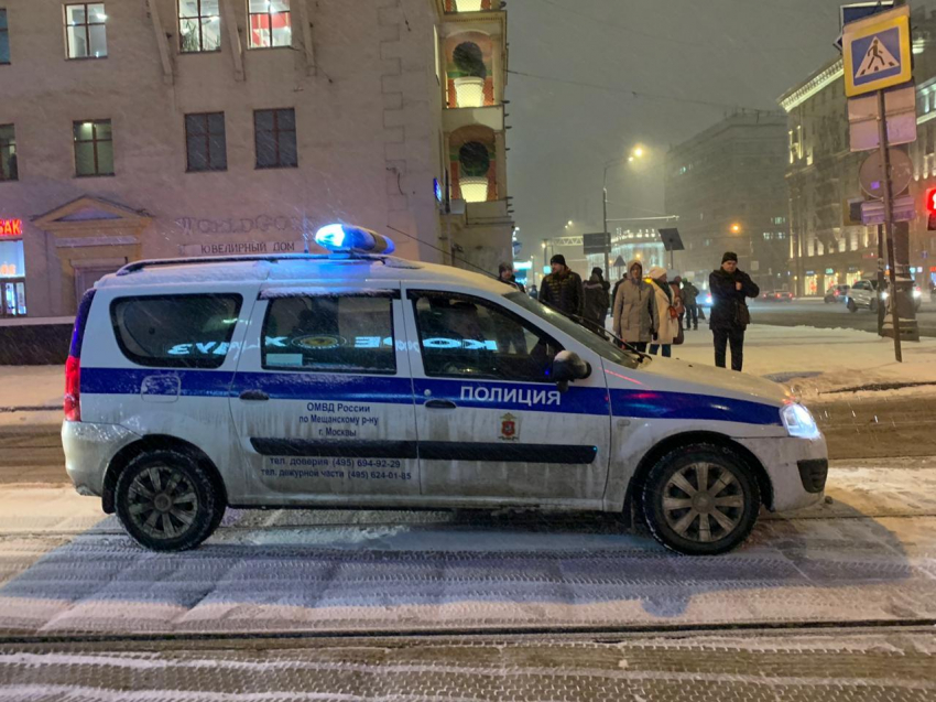 В Москве рядом с отделом МВД задержали подозрительного молодого человека с антенной и пачкой денег