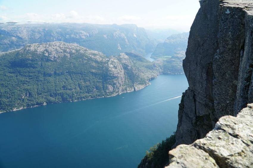 В Геленджике турист сорвался со скалы