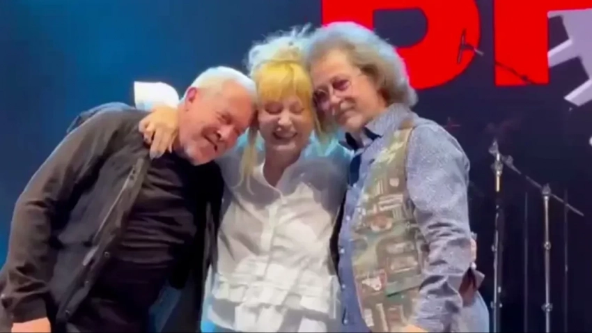 Алла Пугачёва вышла на сцену во время концерта каревича* в Израиле