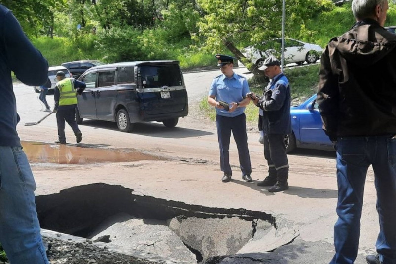 Огромным провалом в асфальте во Владивостоке заинтересовалась прокуратура