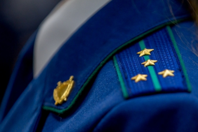 Обрушением дороги вместе с автомобилями во Владивостоке заинтересовалась прокуратура