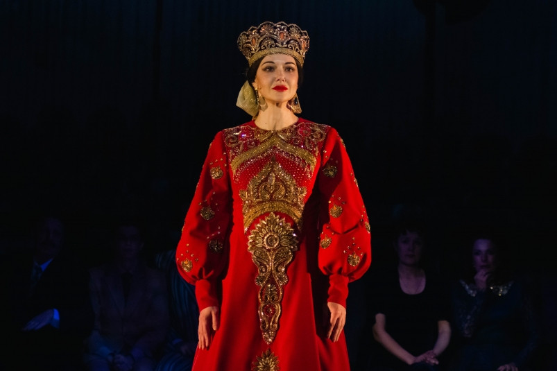 “Русскую песню поют, а не шепчут!” Спектакль Горьковки о Лидии Руслановой потрясает