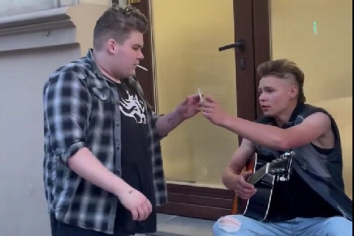 МК: Во Львове одесситу не дали исполнить на улице песню Виктора Цоя