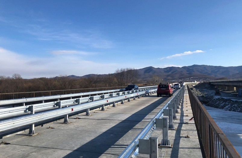В Приморье движение по мосту, смытого большим наводнением, ограничено