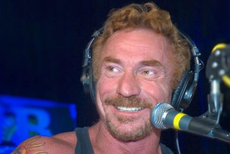 Актёр Дэнни Бонадьюс готовится к операции на головном мозге