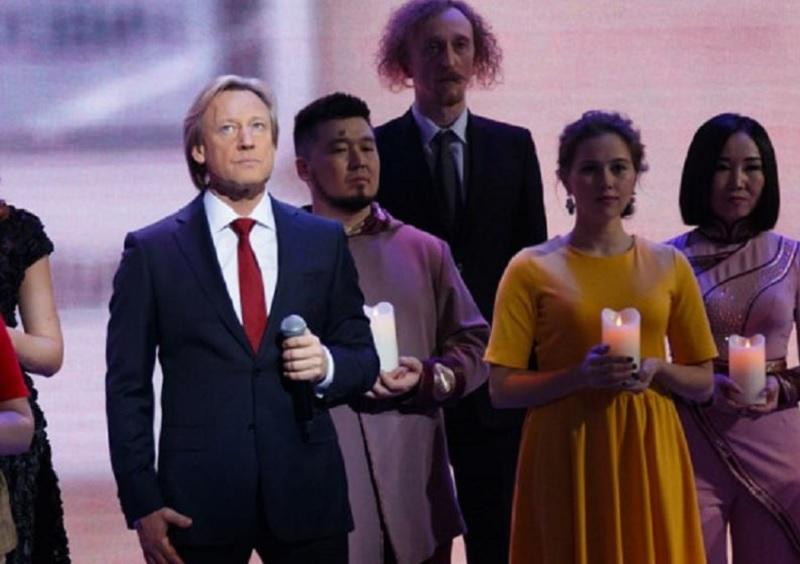 Поклонники Дмитрия Харатьяна заметили невероятное сходство сына с актёром