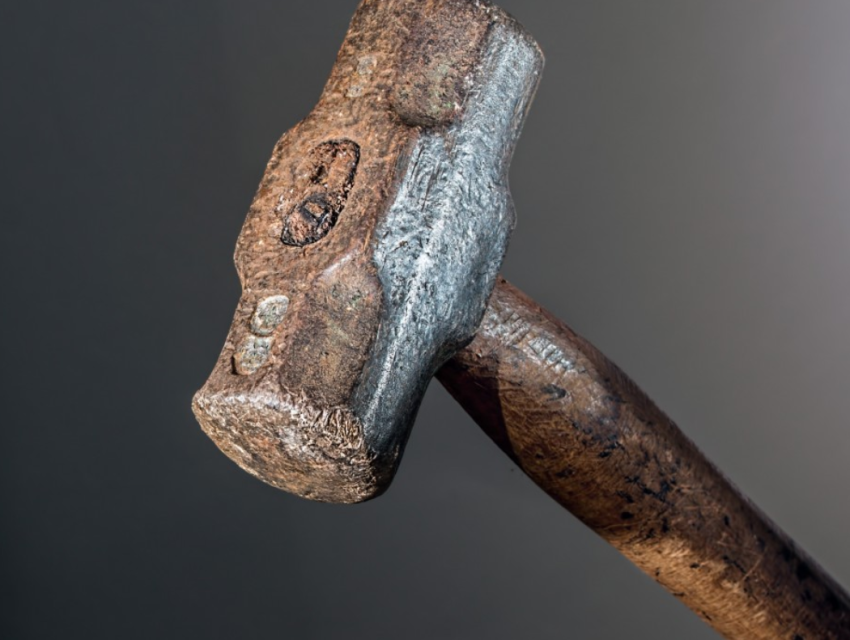 В Екатеринбурге мужчина пригвоздил мать к полу и убил ее молотком