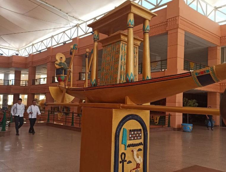 Египтяне использовали загадочный "коктейль" их алкоголя, меда, растений и крови