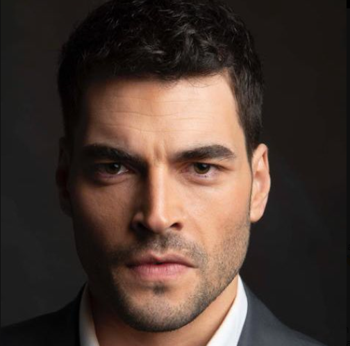 Турецкий актер Акын Акынезю заигрывал с коллегами из России