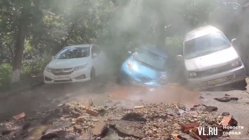 Показали, как машины провалились под землю из-за грандиозного порыва