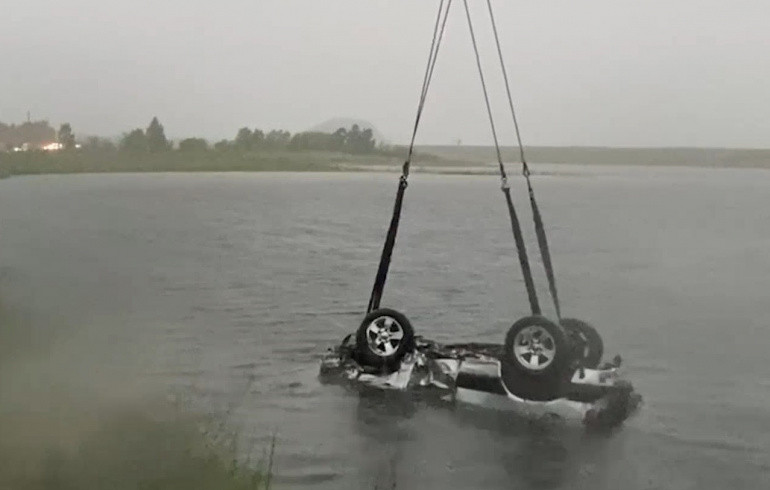 МЧС опубликовало кадры извлечения машины из воды после ДТП в Копейске