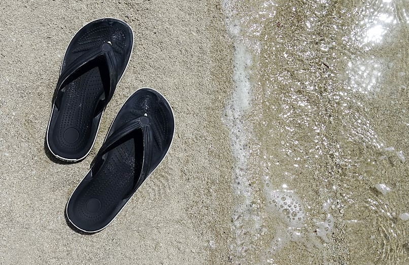 Ортопед Паул заявил, что вьетнамки деформируют форму ногтей на ногах