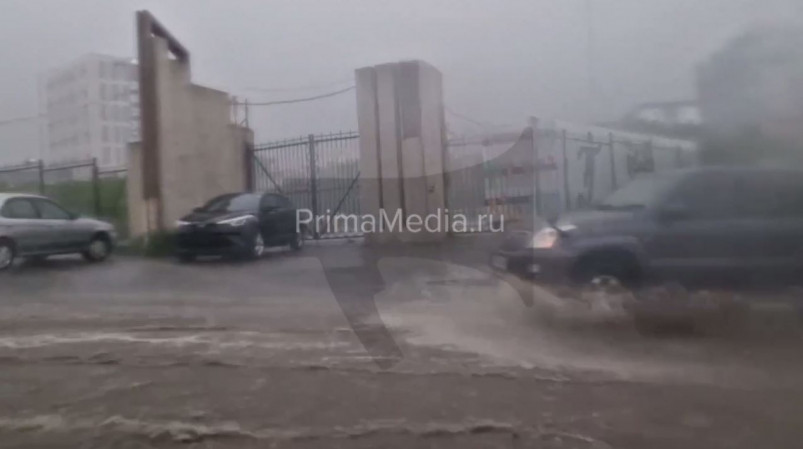Машины “не вывозят”: новые видео сильного ливневого удара по Владивостоку