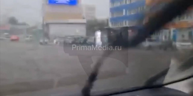 Улицы Владивостока уходят под воду из-за мощного ливня