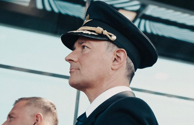 Егор Бероев появился на премьере фильма «Сквозь время» с бойцом на инвалидной коляске