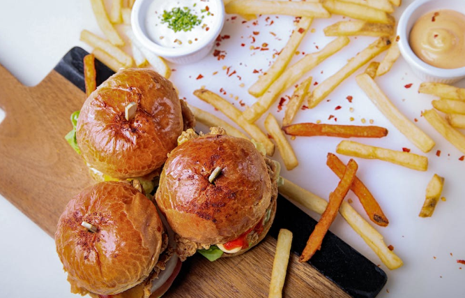 Диетолог Богатова назвала россиянам полезные виды фастфуда