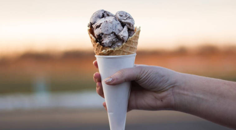 Диетолог Стародубова посоветовала не злоупотреблять мороженым