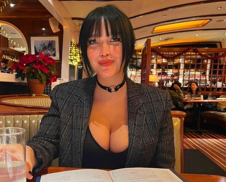 Жена Цекало Дарина Эрвин возмутила поклонников вывалившейся из топа грудью