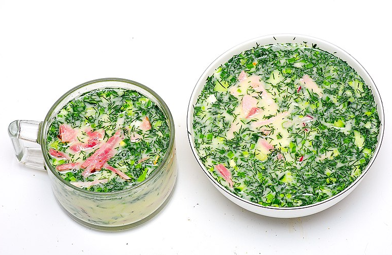 МК: Диетологи определили, какая окрошка полезнее - на квасе или кефире