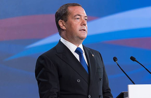 Дмитрий Медведев «водрузил» российский флаг на центральной площади Киева в честь Дня России