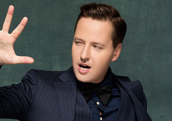 Жена и дочь певца Витаса снялись в одинаковых черных нарядах