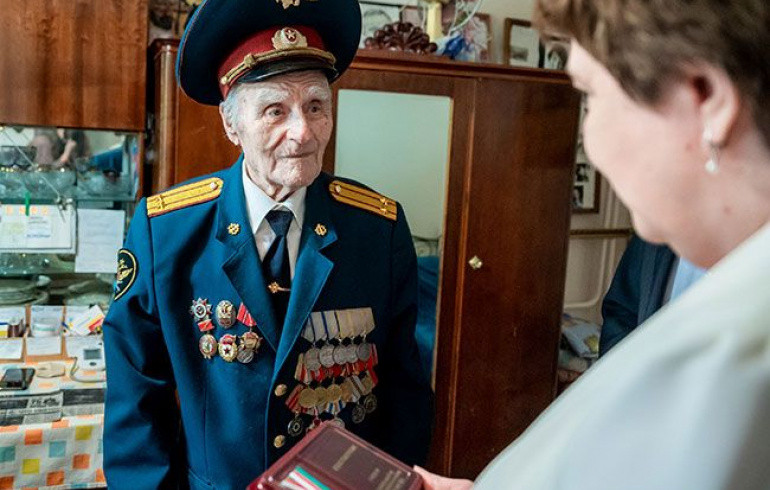 Челябинского ветерана наградили памятной медалью в честь 80-летия битвы под Прохоровкой
