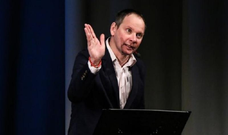 Актёр Даниил Спиваковский призвал ответить покинувших Россию артистов за свои слова